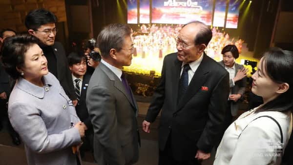 김영남 상임위원장은 문재인 대통령에게 “대통령과 함께 의견을 교환하고 있다.